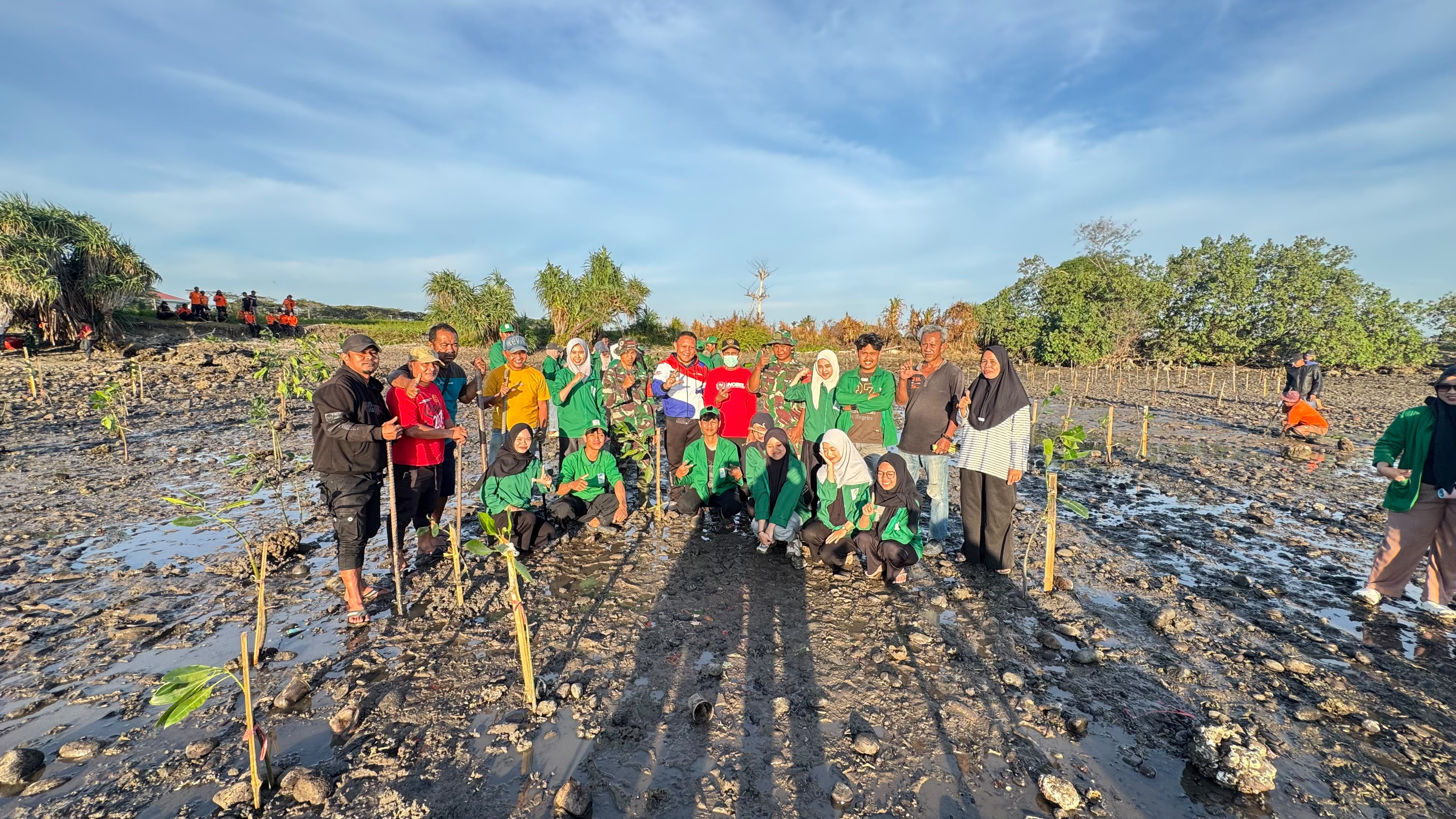ASSAMATURU RI BUTTA TOA! KKN UINAM MAKASSAR TANAM 200 MANGROVE DI UJUNG LABBU, HARMONI BUDAYA TANI DAN JIWA BAHARI UNTUK PESISIR LESTARI